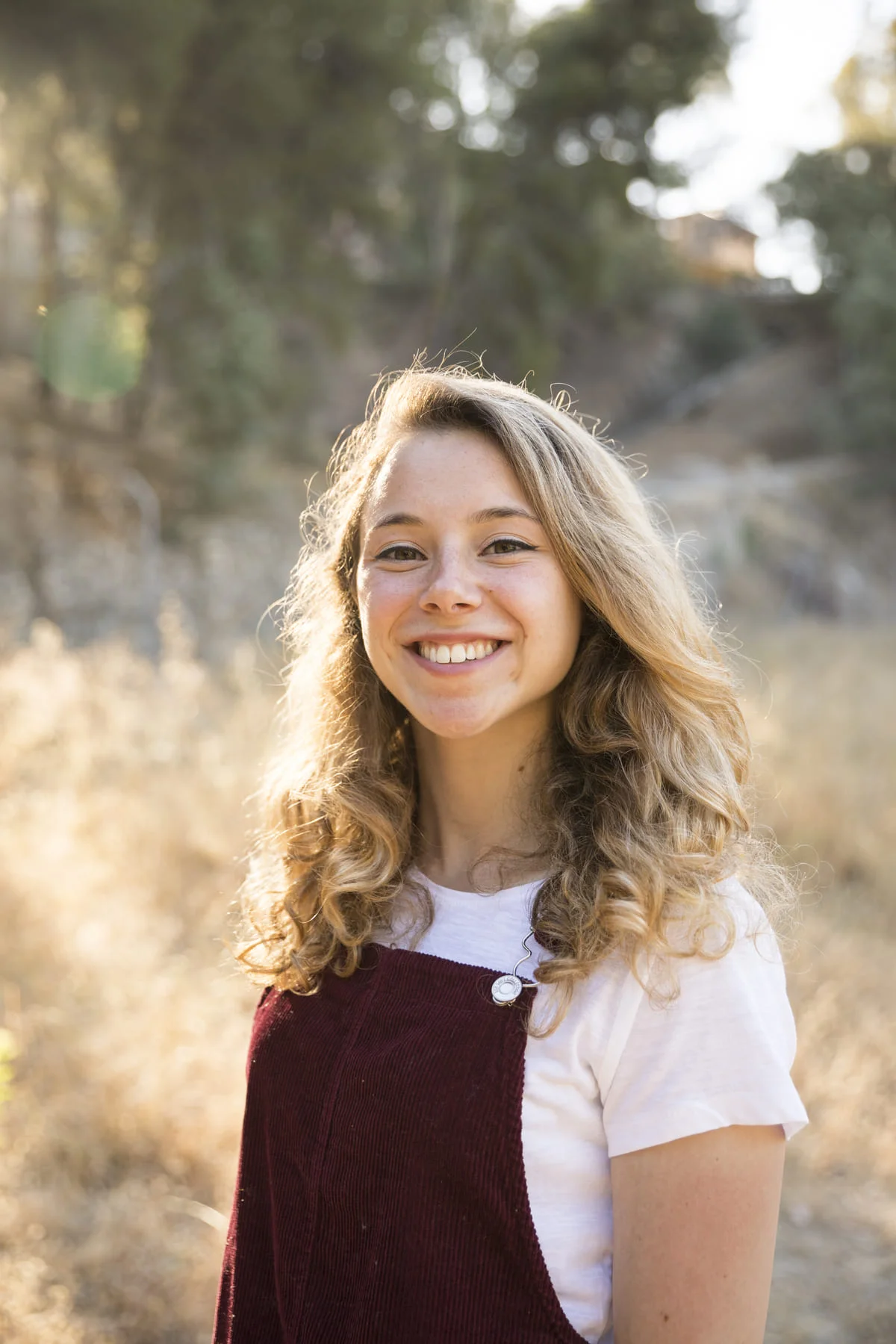 Portrait d'une femme dans un champs