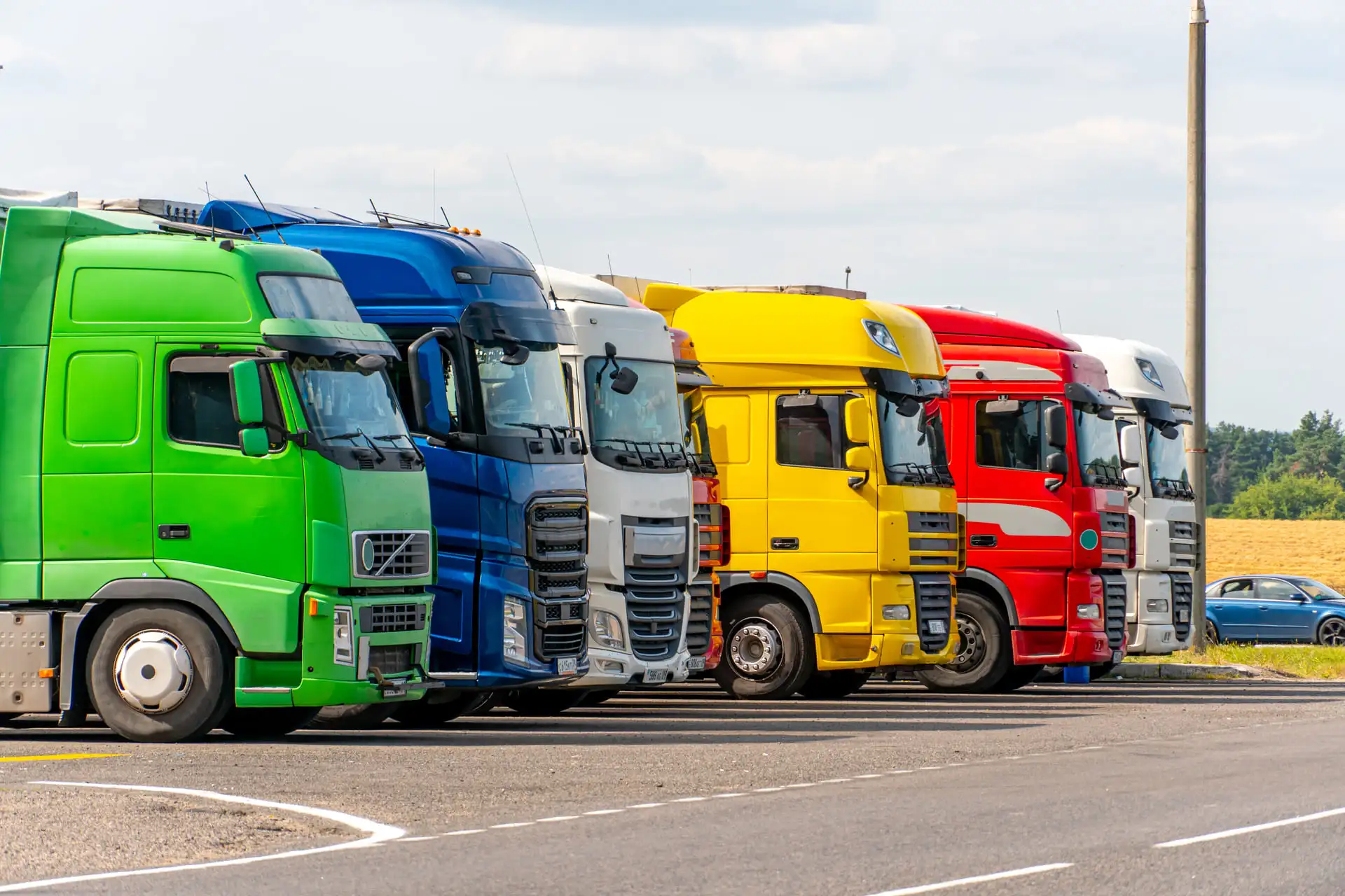 Camion vert, bleu, blanc, jaune et rouge sur un parking