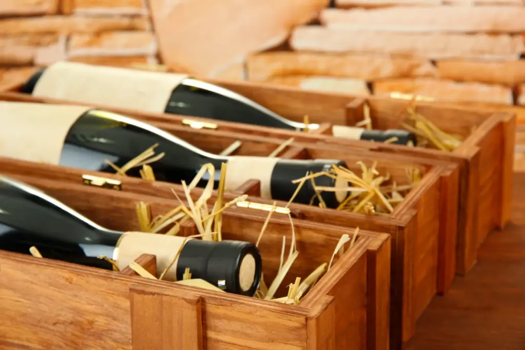 bouteilles de vin protégée dans des caisses en bois pour montrer le conditionnement du vin